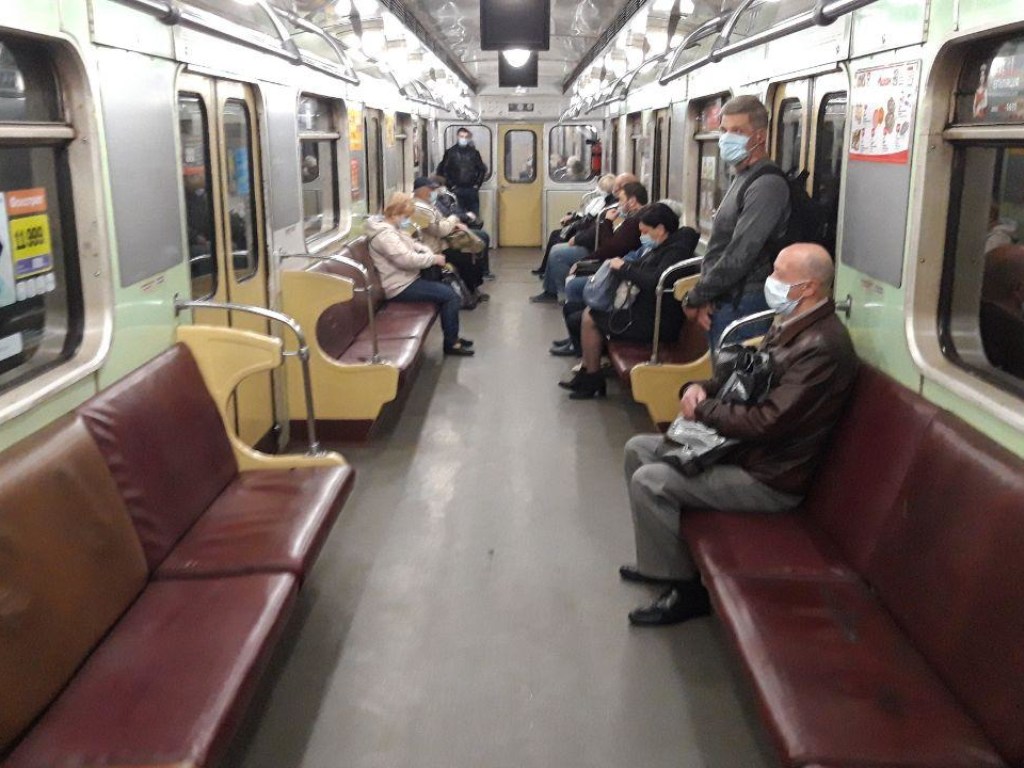 Не соблюдая дистанцию: как вели себя харьковчане в первый день работы метро (ВИДЕО)