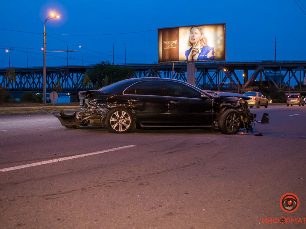 В Днепре во время езды сломалась Honda: авто врезалось в отбойник (ФОТО)