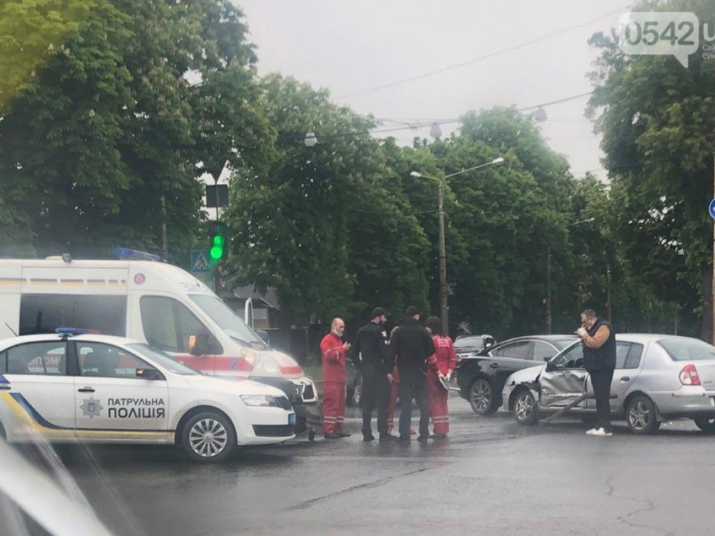 В Сумах в ДТП разбились авто скорой помощи и легковушка (ФОТО)