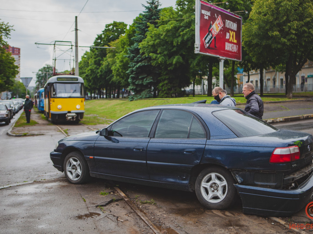 В Днепре Opel столкнулся со Skoda и отлетел на рельсы (ФОТО, ВИДЕО)