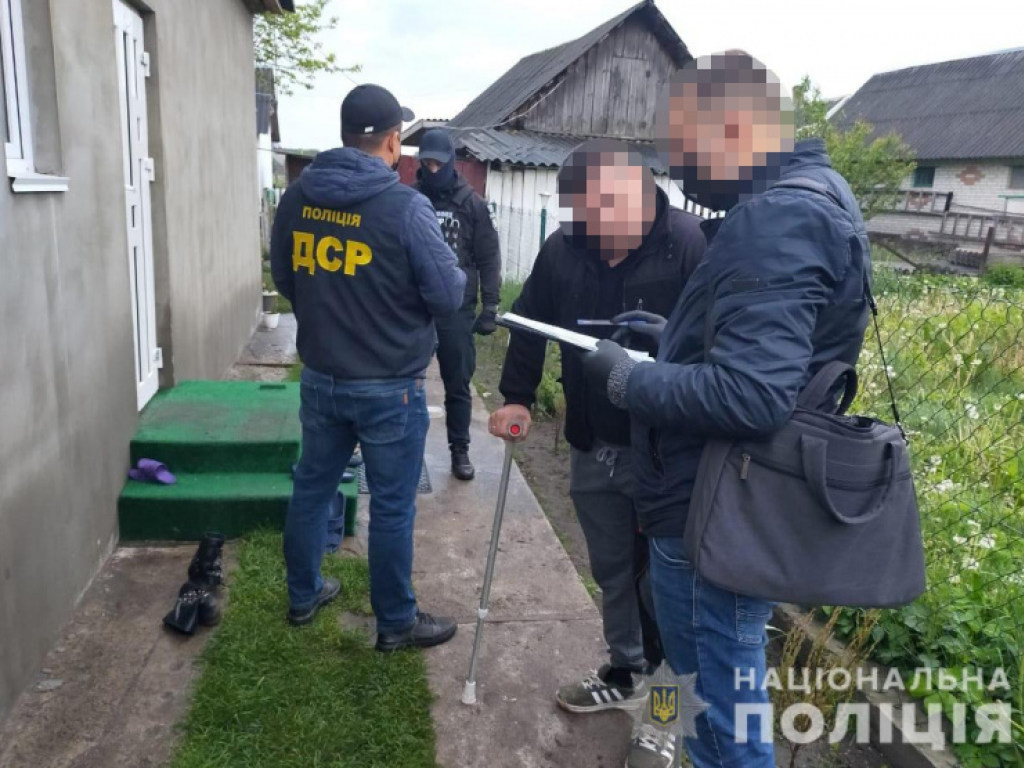 Изъято холодное оружие: В Волынской области полиция провела массовые обыски по делу о вырубке леса (ФОТО)
