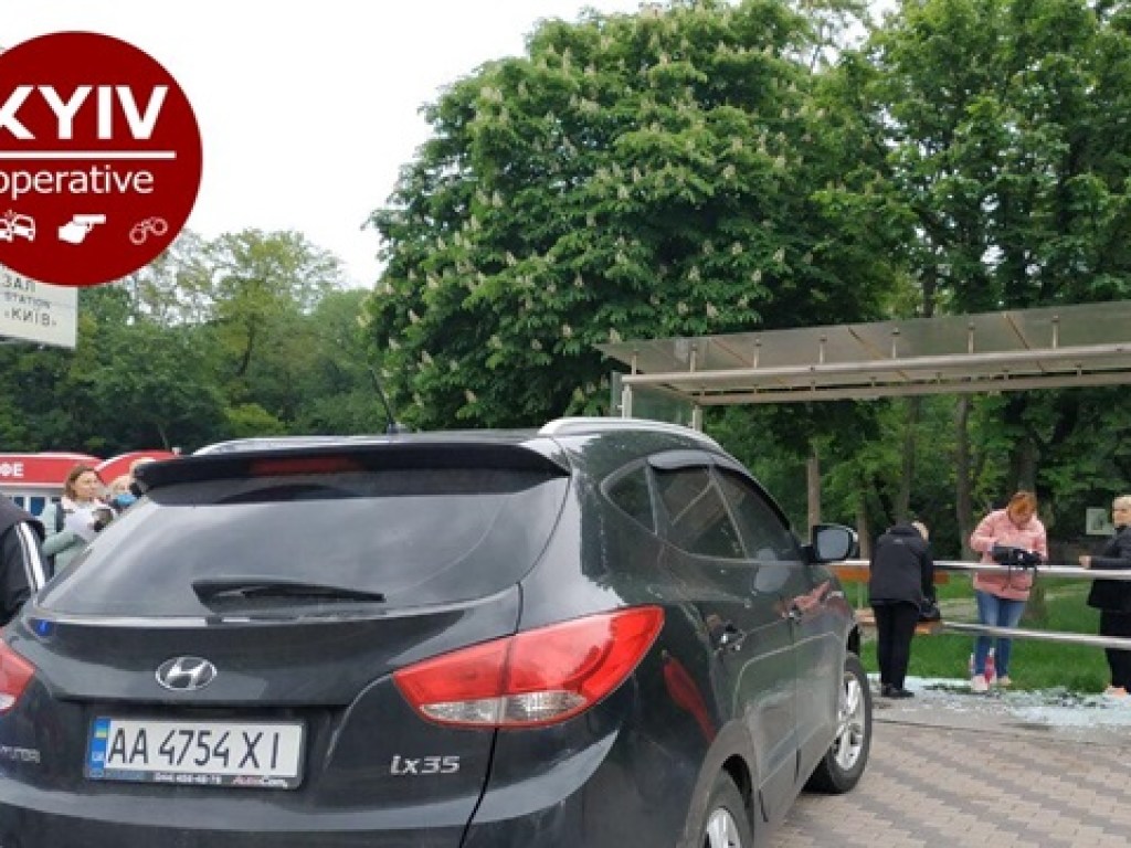 В Киеве Hyundai на огромной скорости влетел в остановку, есть пострадавшие (ФОТО)
