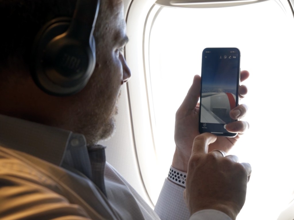 Включенный на борту самолета телефон может привести к трагедии &#8212; эксперты