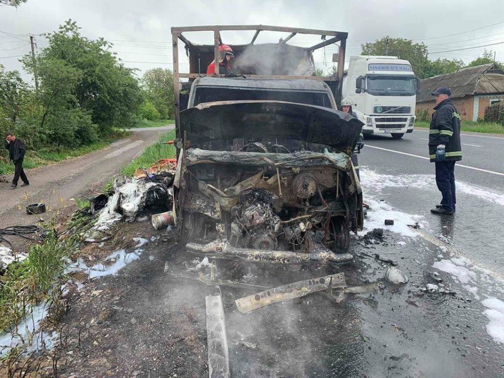 На дороге в Винницкой области горел грузовик (ФОТО)