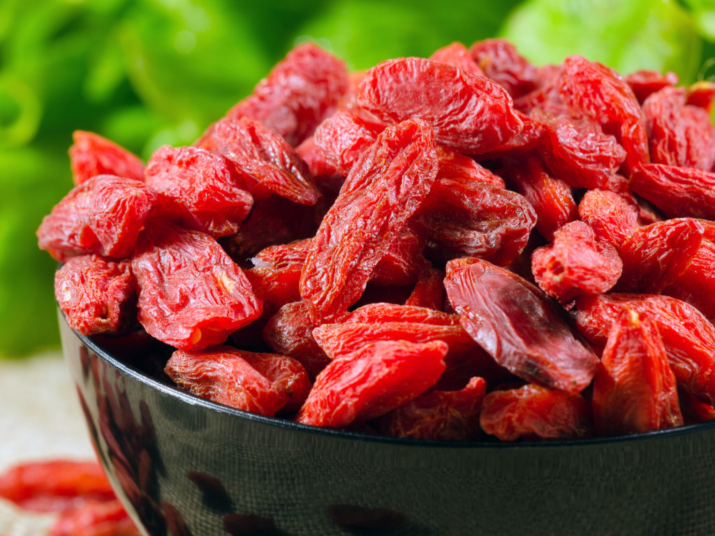 Врачи назвали красные ягоды, которые помогут снизить артериальное давление