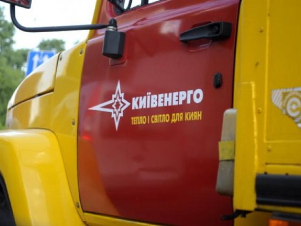 В Киеве автомобиль коммунальщиков застрял в яме на дороге (ВИДЕО)