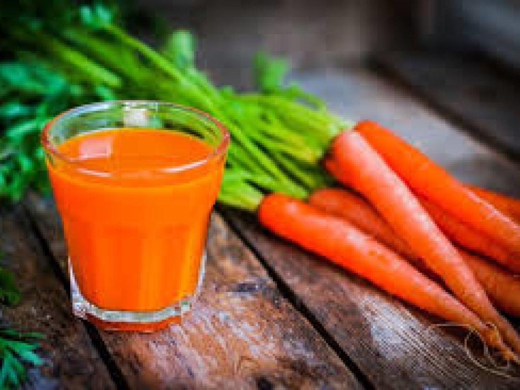 Авторитетный медик назвал 13 полезных свойств морковного сока