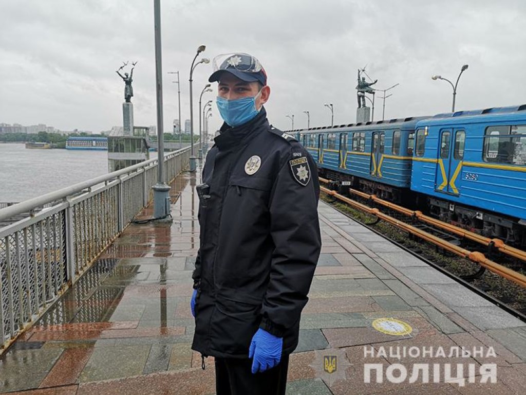 Киевлянин пытался свести счеты с жизнью, спрыгнув с моста на станции метро (ФОТО, ВИДЕО)