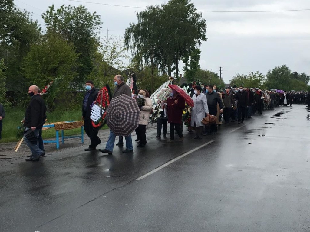 Прощаться пришли сотни людей: В Черниговской области похоронили депутата Валерия Давиденко (ФОТО)