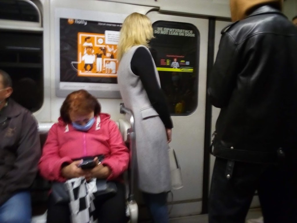 «Я хочу ехать сидя!»: в столичном метрополитене пассажиры поругались из-за социальной дистанции (ФОТО)