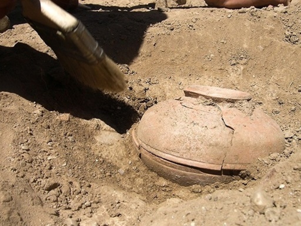 В китайской гробнице археологи нашли древний кувшин с неизвестной жидкостью (ФОТО)