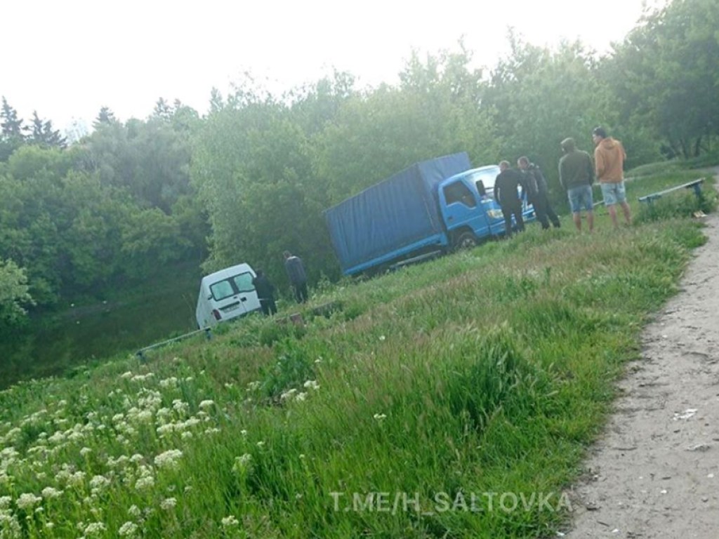 В Харькове микроавтобус скатился в речку (ФОТО)