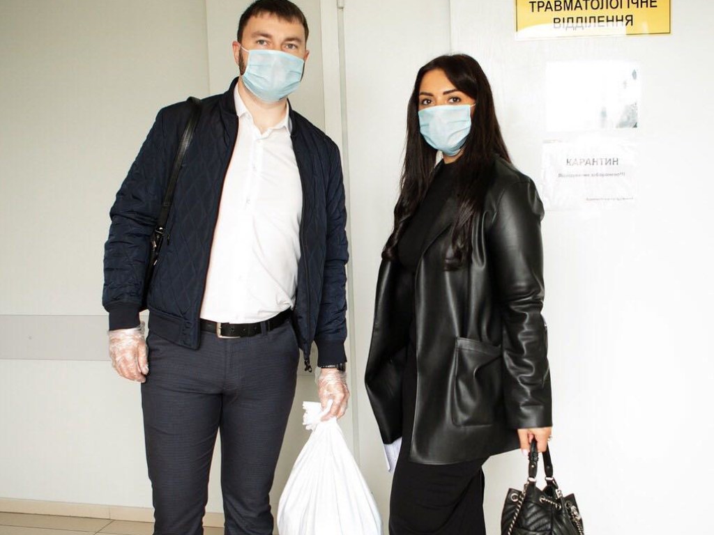 Украинская дизайнер Анна Чибисова передала маски в больницу Харькова