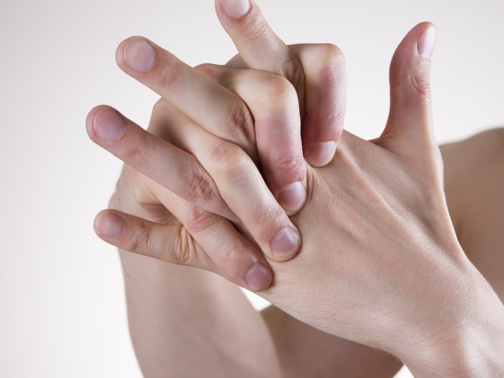 «Вредно ли хрустеть пальцами?»: ответ медика