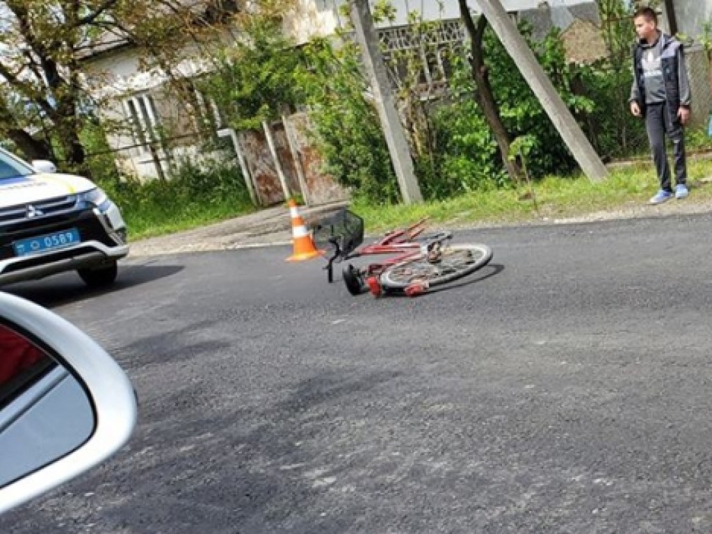 На Закарпатье мотоциклист сбил женщину-велосипедиста (ФОТО)