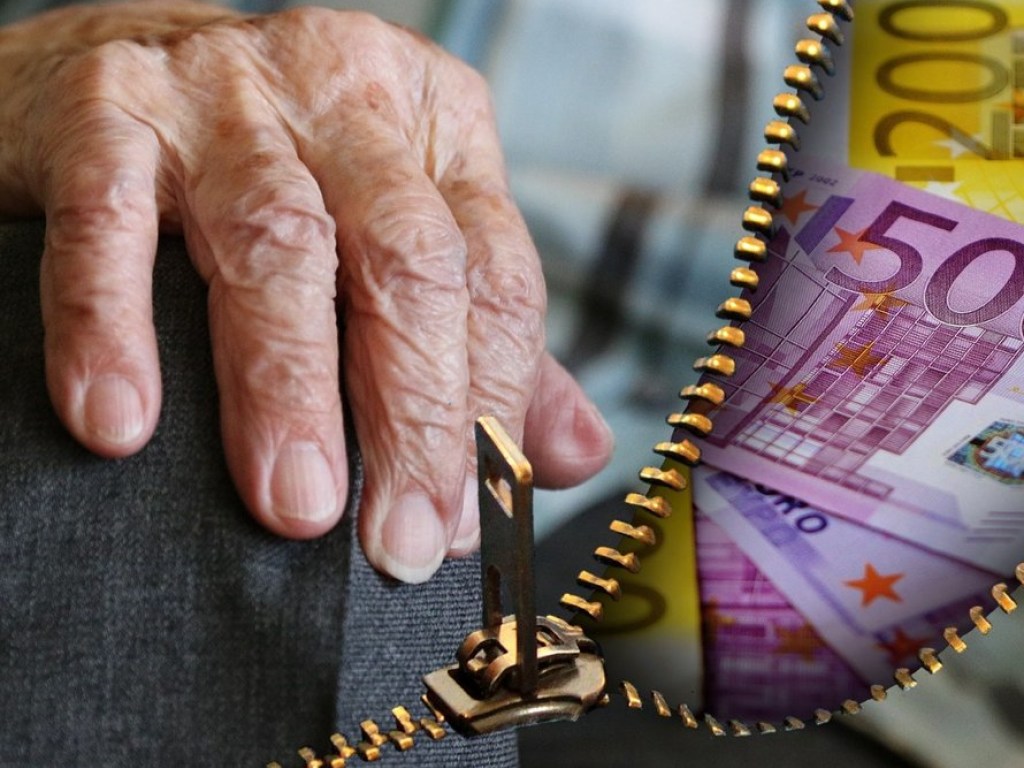 Разговоры о накопительной пенсионной системе в Украине отражают желание банков заработать на деньгах пенсионеров – эксперт