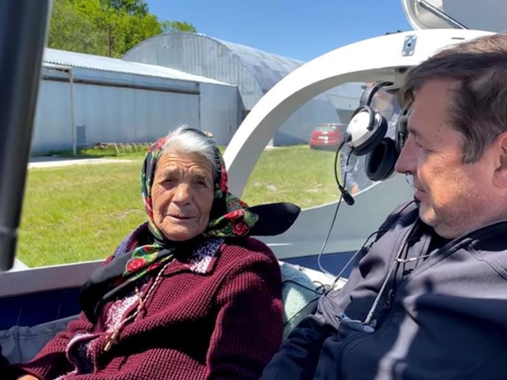 Возраст не помеха: 90-летняя жительница Закарпатья освоила профессию пилота (ФОТО, ВИДЕО)