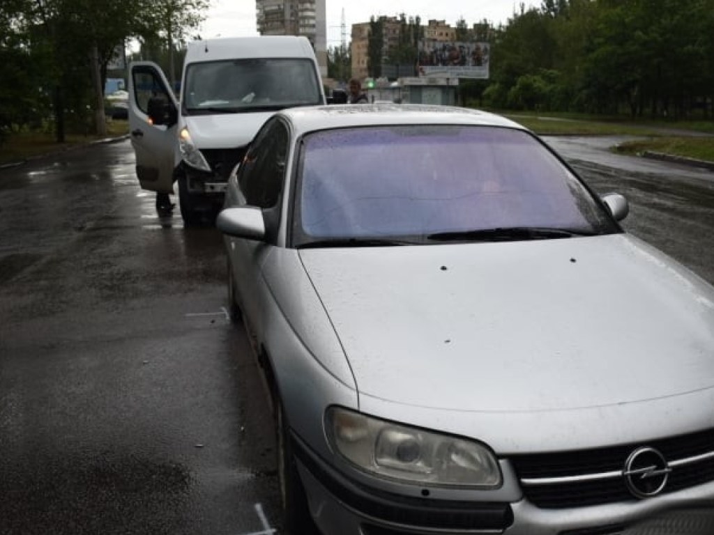 В Николаеве произошло столкновение микроавтобуса Renault и Opel (ФОТО)