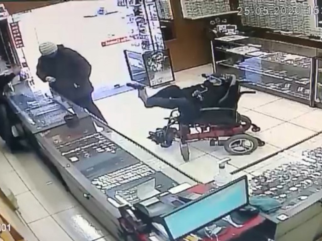 Немой инвалид с пистолетом в ноге пытался ограбить ювелирный магазин (ФОТО)
