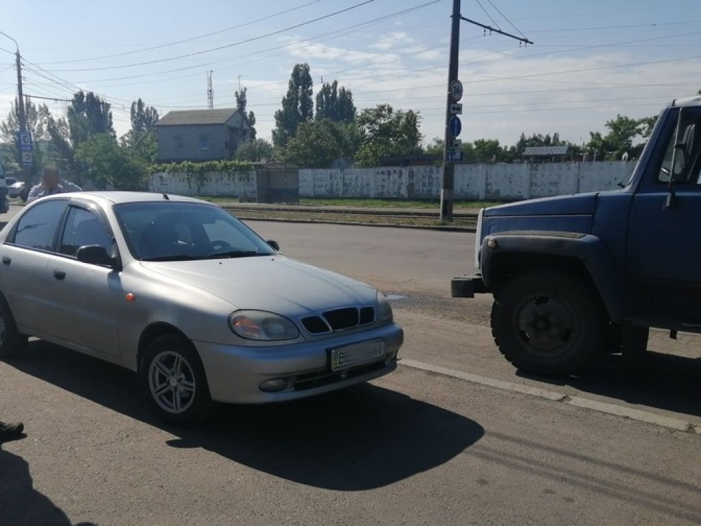 В Николаеве не поделили дорогу ассенизаторский «ГАЗ» и Daewoo (ФОТО)
