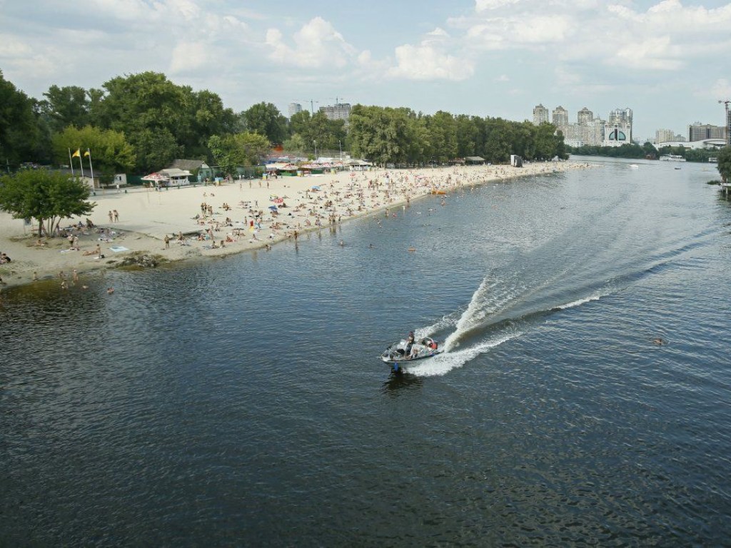 Открытие пляжного сезона в Киеве переносится: названа причина