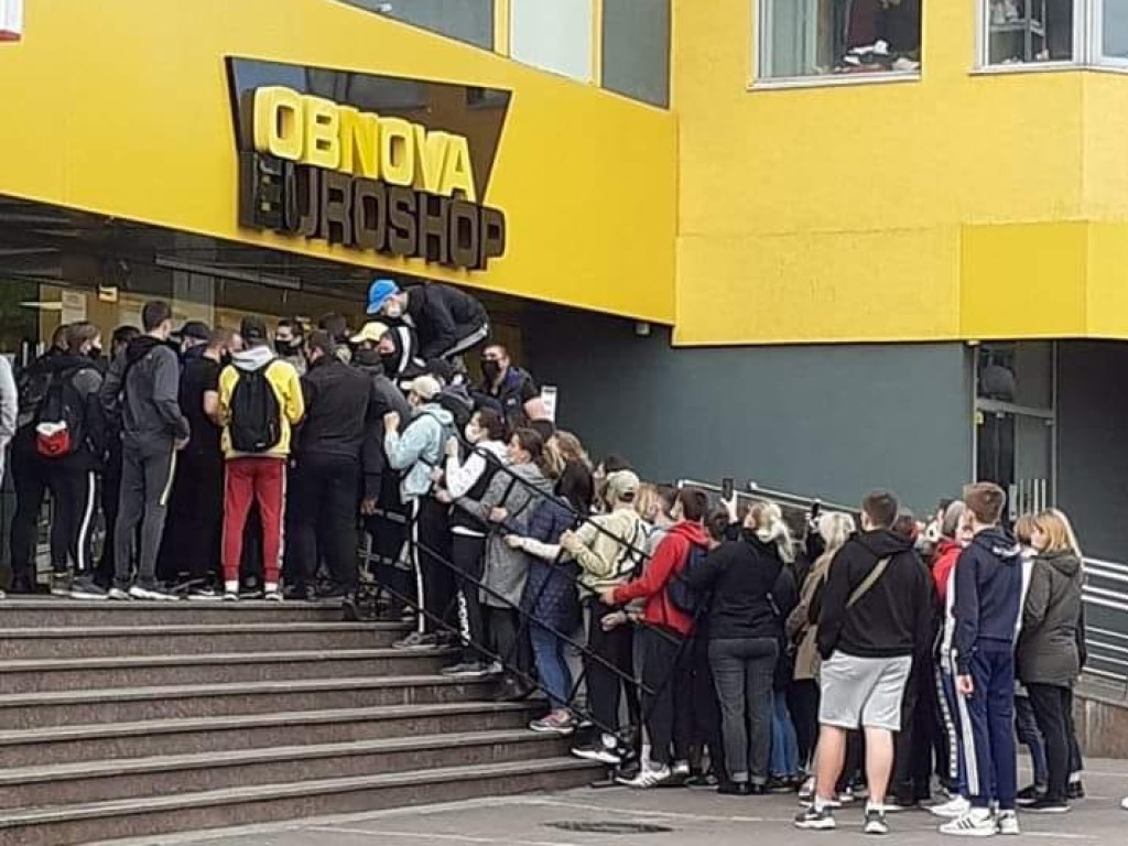 Уже забыли про карантин: в Киеве покупатели штурмом брали секонд-хенд (ФОТО)