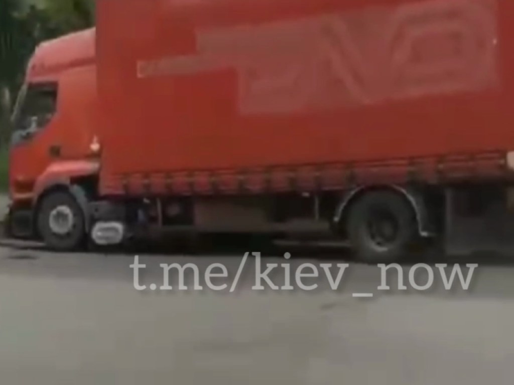 На столичной Лукьяновке грузовик провалился в асфальт: транспорт остановили (ФОТО)