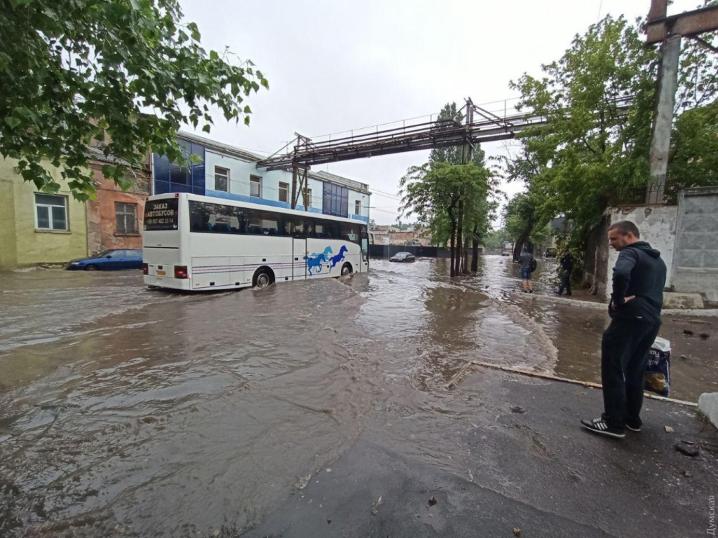 На Одессу обрушилась непогода: дороги и автомобили затопило дождем (ФОТО, ВИДЕО)