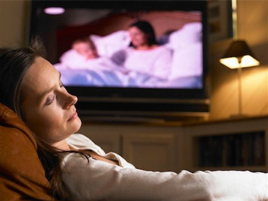 Сон при работающем телевизоре опасен для фигуры и здоровья – ученые