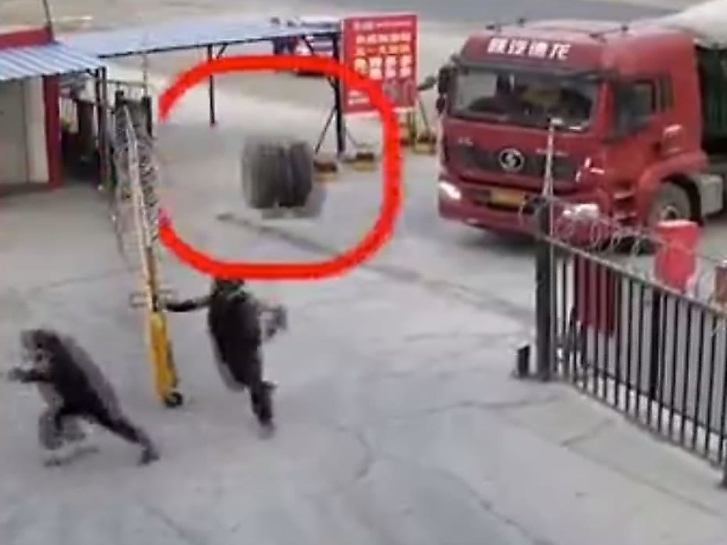 Колесо отлетело от грузовика и на бешеной скорости сбило мужчину (ФОТО, ВИДЕО)