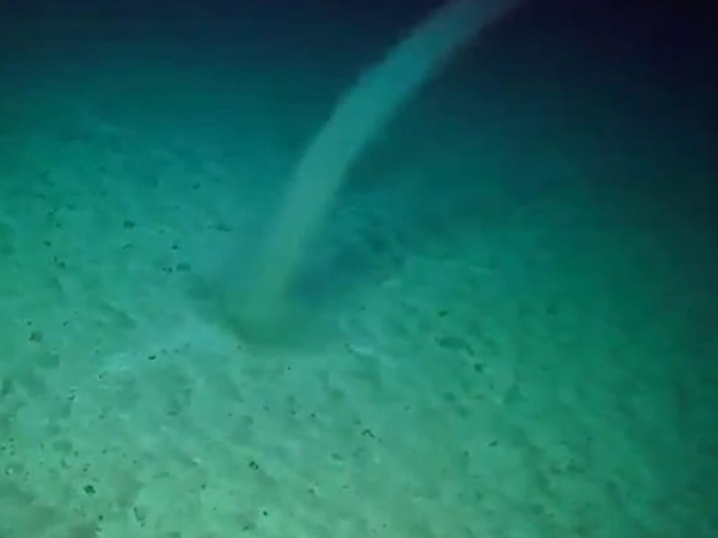 У побережья Австралии запечатлели кадры  подводного торнадо (ФОТО, ВИДЕО)