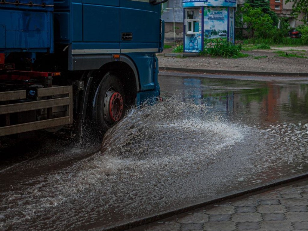 В Днепре ливнем затопило улицу: дорогу перейти невозможно (ФОТО, ВИДЕО)