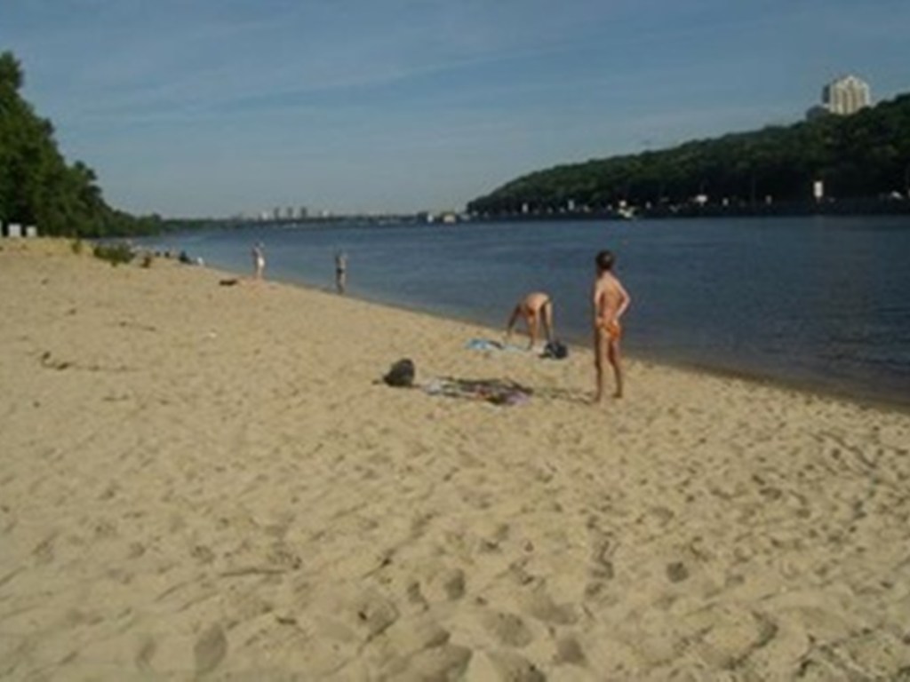 Открыла купальный сезон: Возле «моста Кличко» в Киеве заметили голую женщину на пляже (ФОТО)
