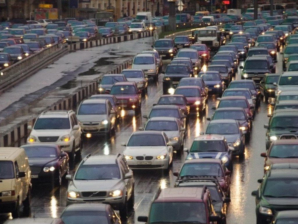 Вечером в Киеве на дорогах образовались 8-балльные автомобильные заторы (КАРТА)