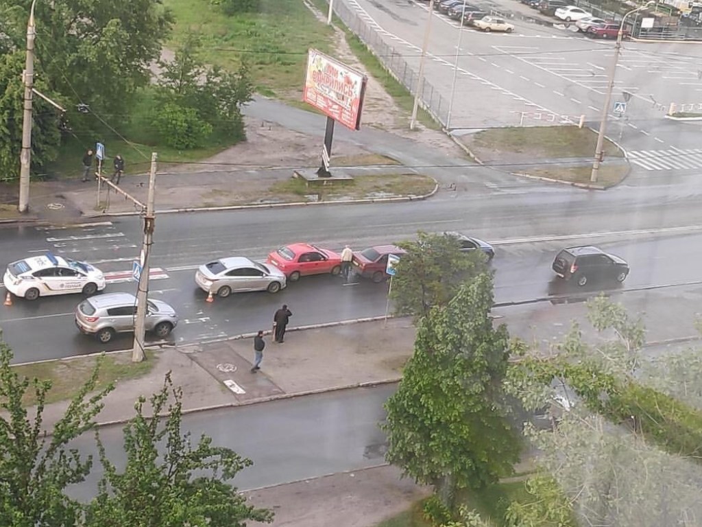 В Сумах произошло массовое ДТП: четыре столкнувшихся автомобиля заблокировали дорогу (ФОТО)