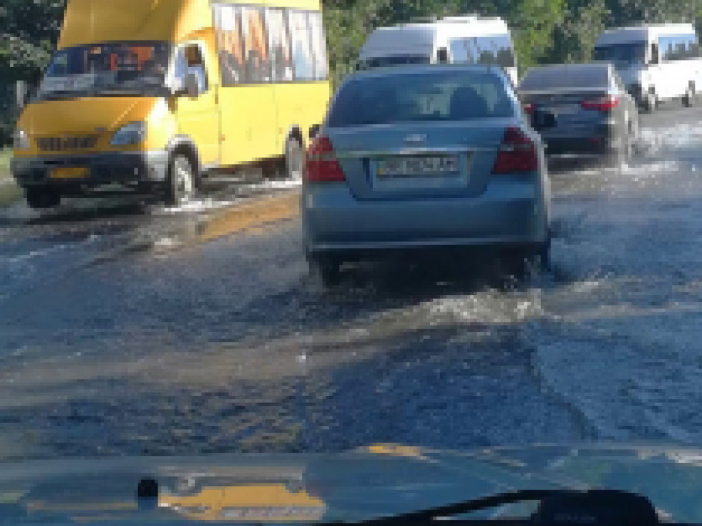 В Николаеве сильно затопило дороги: трамваи перестали ходить из-за глубоких луж (ФОТО, ВИДЕО)
