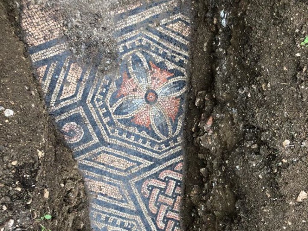 В Италии под слоем земли нашли пол из древнеримской мозаики (ФОТО)