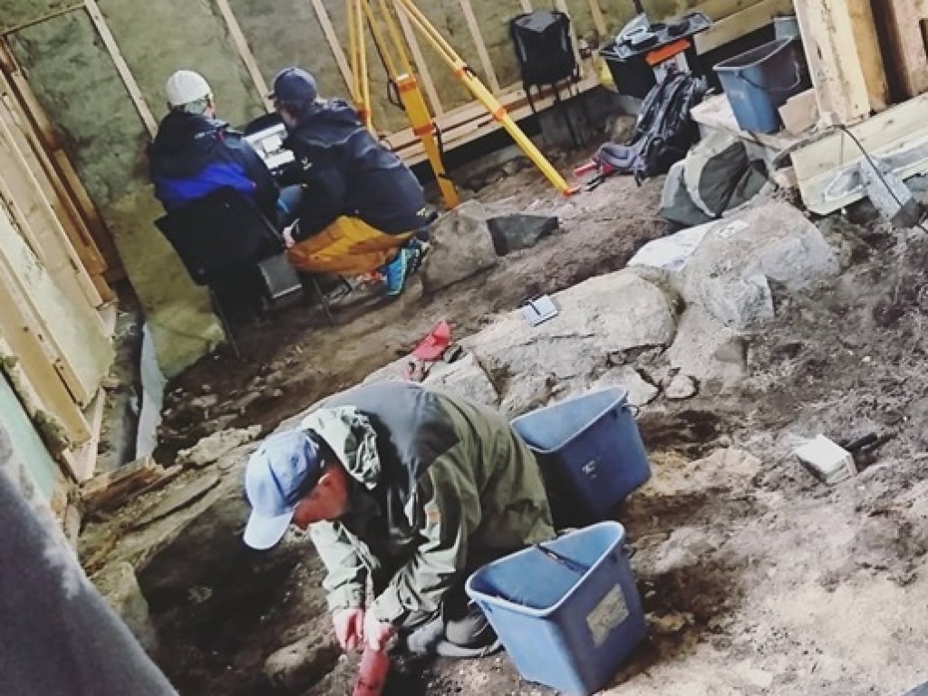 Норвежская семья во время ремонта в своем доме нашла захоронение викингов (ФОТО)