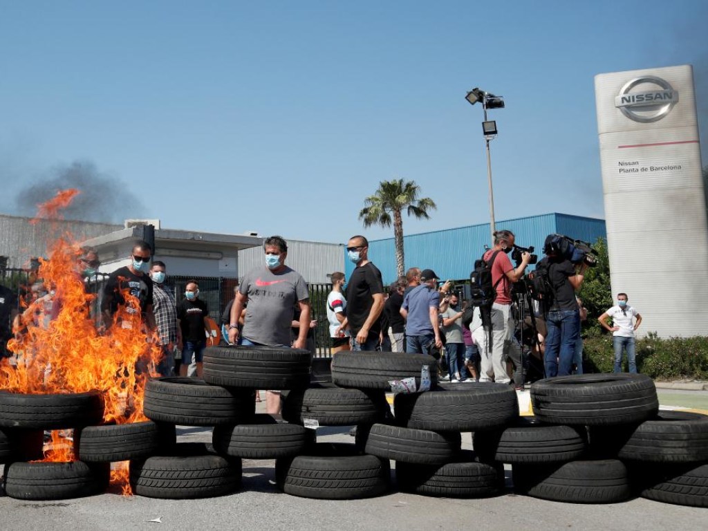 В Барселоне из-за закрытия завода Nissan протестующие начали жечь шины (ФОТО)
