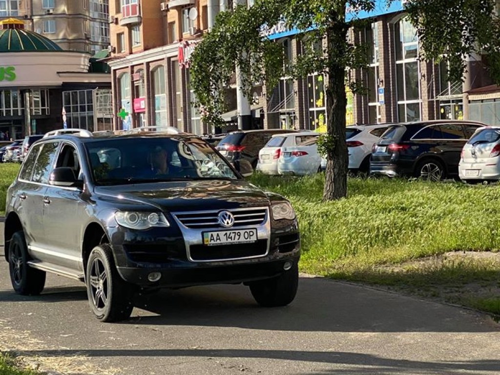 В Киеве водитель внедорожника ударил велосипедиста, на замечание за езду по тротуару (ФОТО)