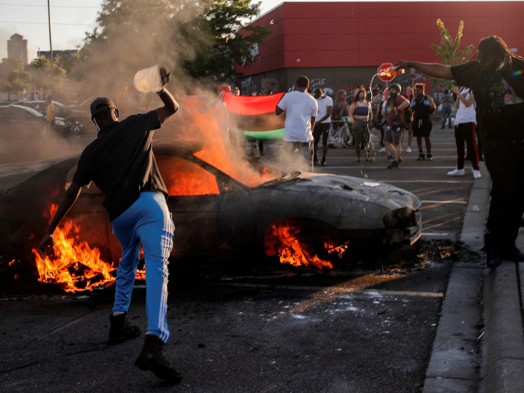 В американском Миннеаполисе из-за протестов ввели режим чрезвычайной ситуации (ФОТО)