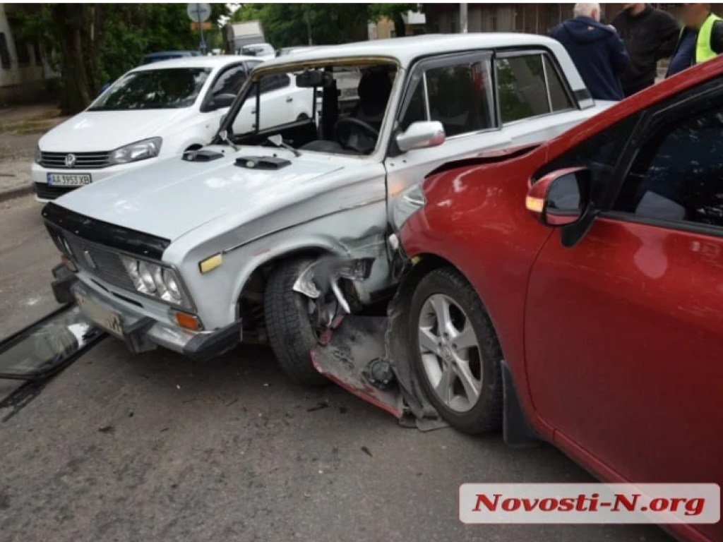 В Николаеве дама на Toyota протаранила «Жигули» &#8212; пострадал водитель ВАЗа (ФОТО)