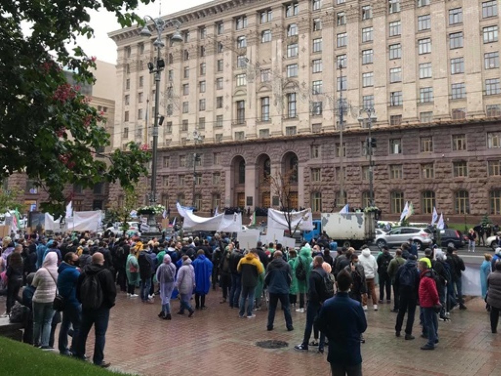 В центре Киева проходит митинг инвесторов популярного застройщика (ФОТО, ВИДЕО)