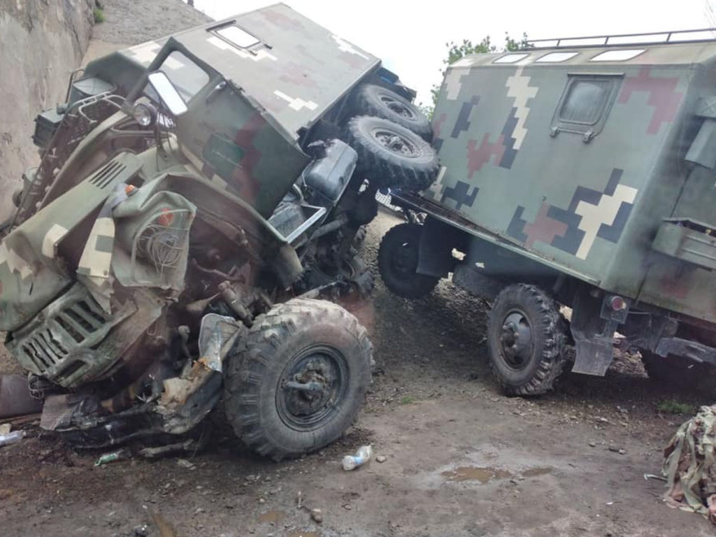 На Харьковщине столкнулись военные грузовики, пострадало трое военнослужащих (ФОТО)