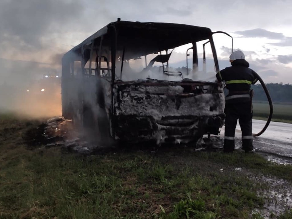 Под Днепром сгорел рейсовый автобус (ФОТО)
