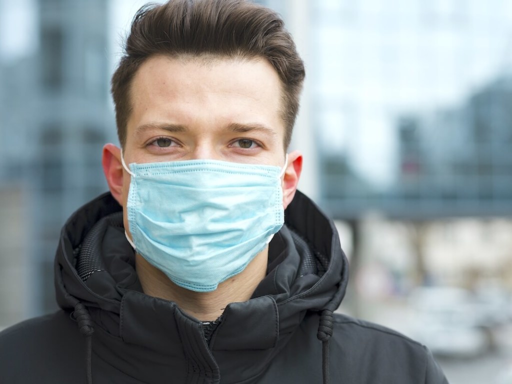 Ученые: Медицинскую маску нужно носить даже дома