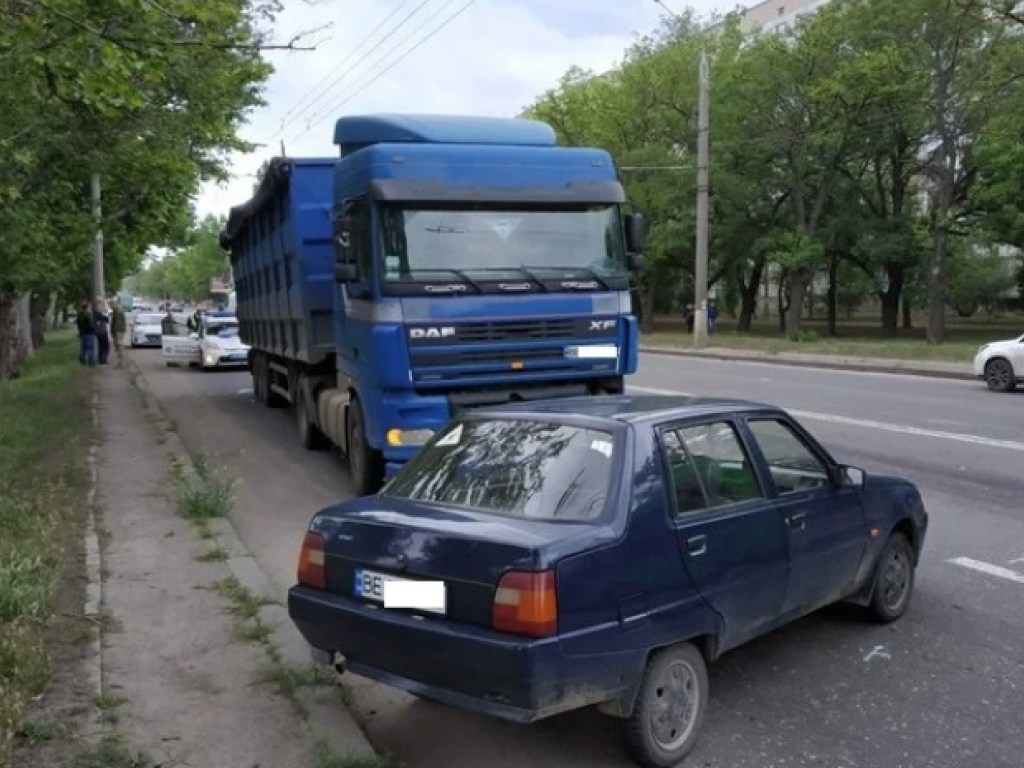 В Николаеве дорогу не поделили тягач DAF и «Славута» (ФОТО)
