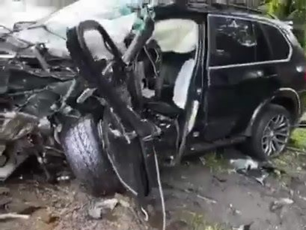 Серьезное ДТП на Столичном шоссе: BMW X5 влетел в дерево (ФОТО)