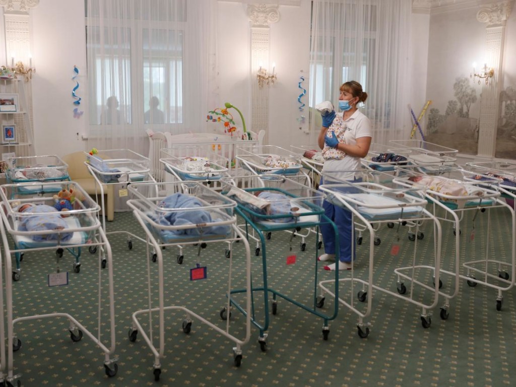 Скандал с суррогатным материнством: из Аргентины в Украину приехали родители 11 младенцев