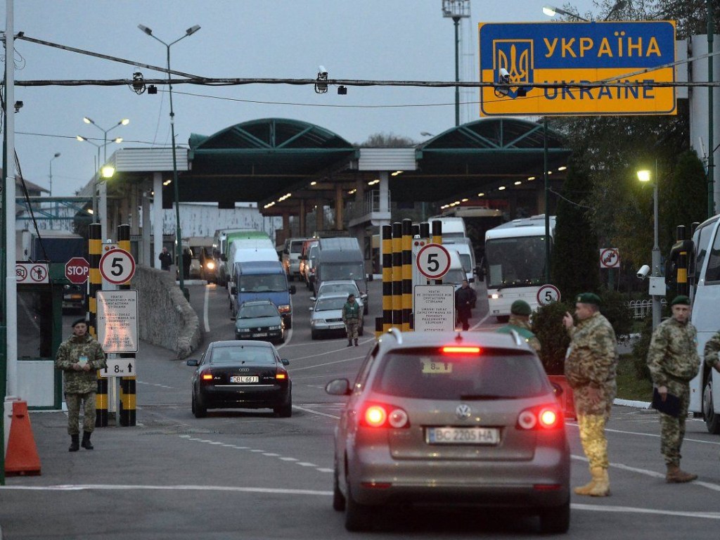 Очень хотят в Польшу: На украинской границе образовались огромные очереди (ВИДЕО)